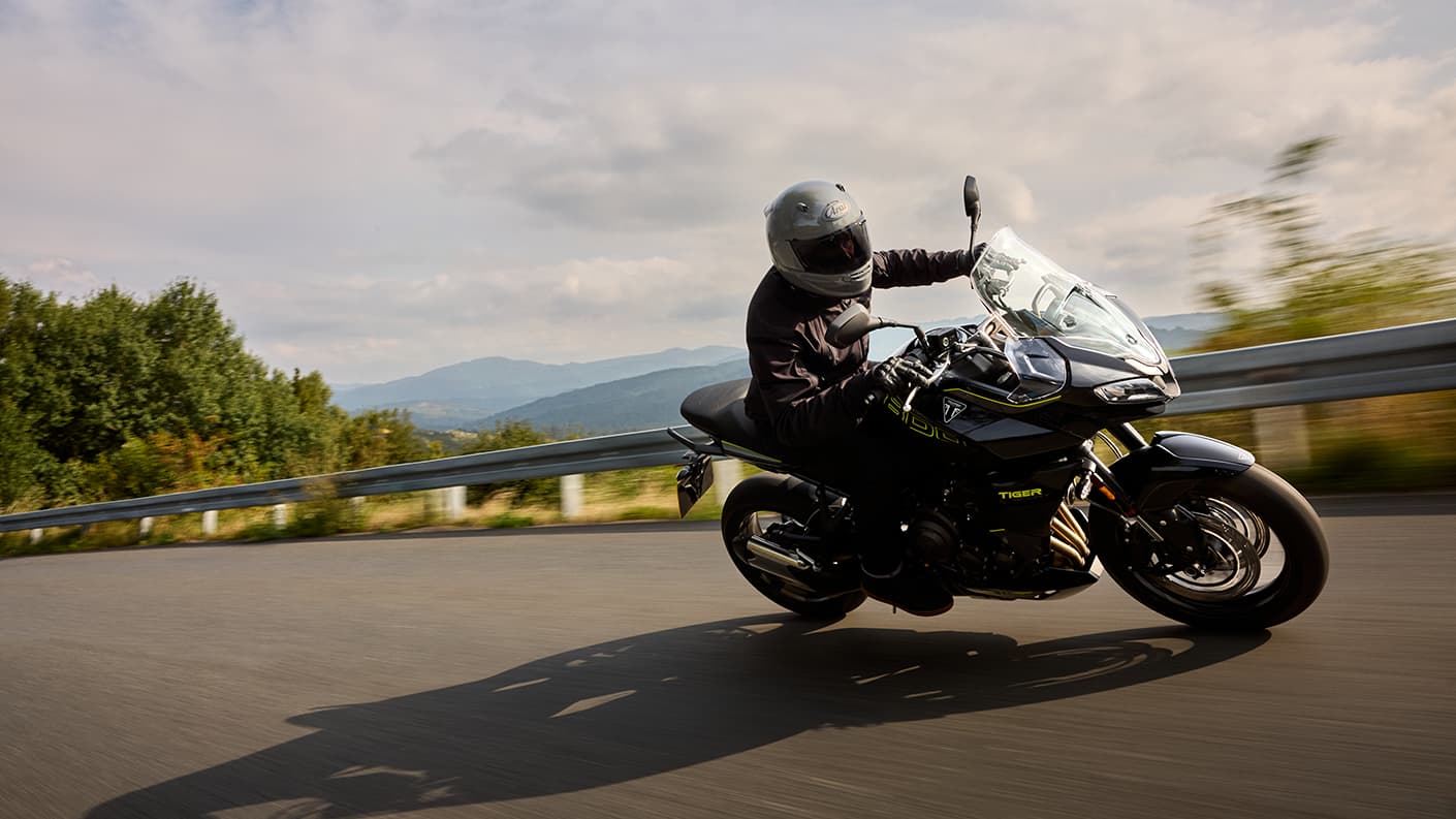Triumph Tiger Sport 800 in sapphire black riding shot