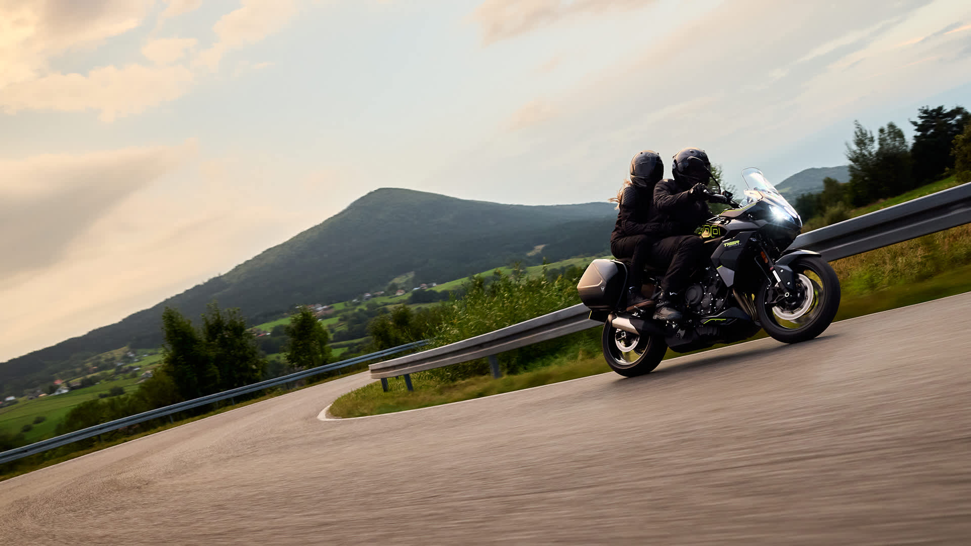 Triumph Tiger Sport 800 with Triumph Genuine Accessories)