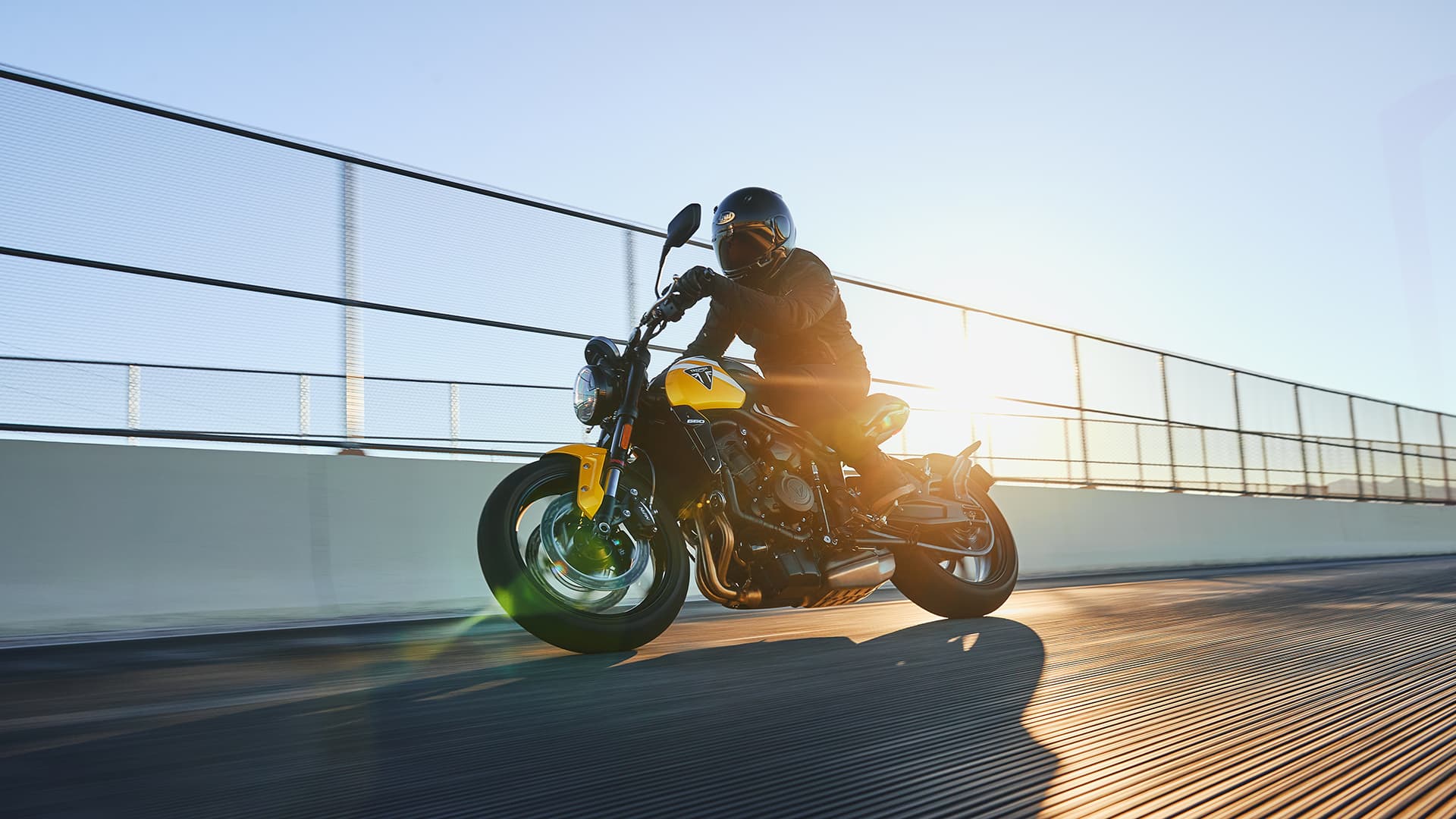 Triumph Trident 660 in Cosmic Yellow